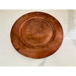 Assiette de présentation ronde en cuivre martelé avec support, couleur or rose – Meilleurs articles de cuisine et vaisselle - Product Image 2