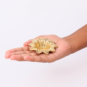 Lámpara de aceite de latón artesanal con diseño floral, tradicional Deepam, Pital Diya decorativo para decoración de mesa en el hogar o templo. - Product Image 3