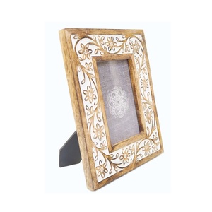 Cadres photo en bois de famille, conçus pour préserver les souvenirs intergénérationnels avec une texture authentique et une distinction durable - Product Image 5