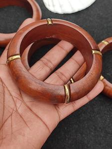 Bracelet en bois artisanal NEHA ENTERPRISES avec des motifs géométriques/fantaisistes/vintage/floraux - Bijoux ethniques pour femmes - Product Image 1