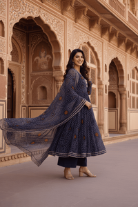 Ensemble Kurta Évasé Longueur Mollet Bleu Marine Imprimé Bandhani en Soie Delta Entièrement Cousu Toutes Tailles Vente en Gros Collection Festive - Product Image 3