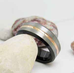 Bague de mariage en carbure de tungstène brossé argent et noir avec rainure centrale en or rose, alliance de fiançailles, bijoux en gros directement de l'usine - Product Image 1