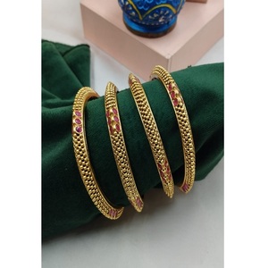Ensemble de quatre bracelets en laiton plaqué or de qualité supérieure, sertis de moissanite, pour femmes et filles, pour collection de bijoux de mariage. - Product Image 1