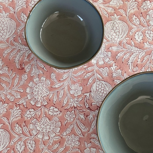 Nappe en coton à motifs floraux imprimés à la main, rose et blanc, 100% coton - Product Image 3