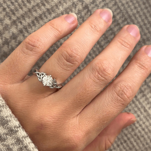Anillo de Oro Blanco de 18K con Diamante Cultivado en Laboratorio de Corte Brillante de 1.2ct, Certificado IGI, Estilo Celta, de EtherStar Jewels - Product Image 5