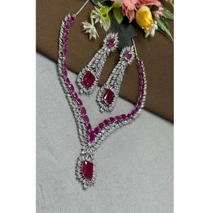 Magnifique ensemble collier et boucles d'oreilles classiques en laiton plaqué argent et zircon pour femme, idéal pour un cadeau de mariage et les soirées - Product Image 1