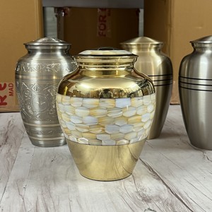 Urne funéraire Evana Premium en laiton naturel doré avec incrustation de nacre, artisanale, durable, 200 pouces cubes, pour cendres humaines - Product Image 4
