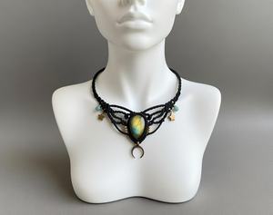 Collar de Macramé Celestial con Dijes de Luna y Estrella |   Collares chapados en platino |   Joyería con Gema Ovalada de Labradorita |   Certificado por IGI | - Product Image 2