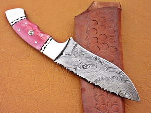 Couteau de chasse artisanal en acier Damas de qualité industrielle avec manche en os coloré et étui en cuir pour le camping en plein air - Product Image 3