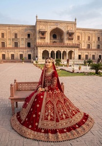 Lehenga Choli de Novia Rojo Terciopelo con Bordado a Mano, Borde de Encaje y Borlas, Vestido de Novia para Mujer - Product Image 1