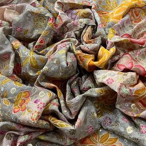 Tissu imprimé de qualité supérieure avec broderie, un textile moderne conçu pour les collections de mode et de vêtements élégants. Ce tissu est un article essentiel pour la mode. - Product Image 2