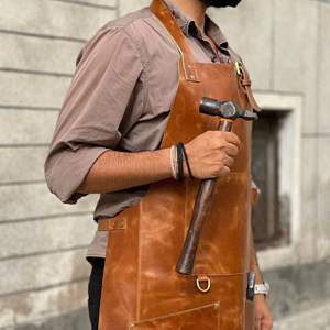 ผ้ากันเปื้อนหนังบาร์บีคิวระดับพรีเมียมสำหรับทำอาหารบนเตาปิ้งย่าง ทนทาน ปรับได้ รับผลิตแบบ OEM ODM สำหรับการสั่งซื้อจำนวนมาก รุ่น LPN-0296 - Product Image 1