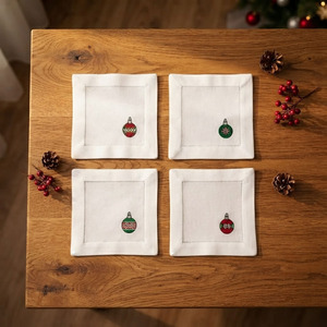 Serviettes de cocktail à motifs de Noël 6x6' en lin blanc avec ourlet festonné, broderies décoratives pour la maison, les fêtes et les événements - Product Image 3