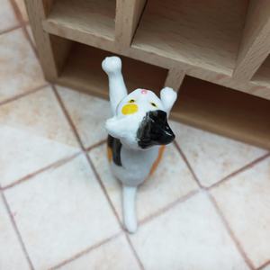 Accesorio de Casa de Muñecas de PVC en Miniatura, Gatito Curioso para Uso Decorativo, Observa a la Predeña en Plataforma Alta, Unisex, para Mayores de 14 Años - Product Image 4