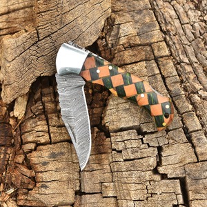 Couteau pliant artisanal en acier Damas avec manche en résine et bois – Couteau de poche avec étui en cuir, cadeau EDC pour l'extérieur - Product Image 2