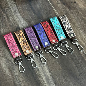 Nouveau 2025 Vente en gros Porte-clés en cuir de vachette personnalisé à motif floral, élégant, sculpté à la main et estampé, avec dragonne en cuir et pince à clés mignonne - Product Image 5