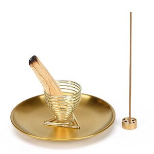 Porte-encens artisanal en laiton avec plateau rond en laiton, support pour bâtonnets d'encens en fil de laiton spiralé et cendrier en bois - Product Image 1