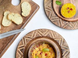 El último plato de madera de mango exclusivo, plato de cerámica para servir con soporte de grabado de bendición para comida o pastel de United Trade World - Product Image 3