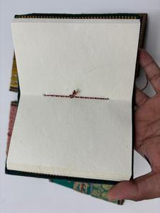 Eleve la imagen de su marca con nuestros cuadernos hechos a mano con tela de sari reciclada y ecológica, de estilo sostenible para todos. - Product Image 3