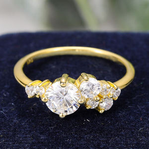 Bague de fiançailles classique unisexe en argent 925 plaqué rhodium, or jaune, moissanite, trois pierres, taille brillant, sertie à griffes - Product Image 1