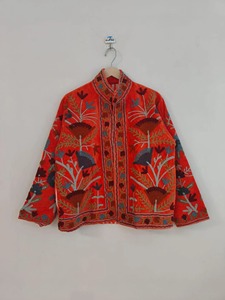 เสื้อแจ็คเก็ตกำมะหยี่ปักลายสไตล์จีนสีแดง คอจีน แขนยาว ลายดอกไม้ สำหรับฤดูใบไม้ร่วง ผู้ใหญ่ ไซส์พลัส สวมใส่สบายๆ - Product Image 1