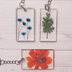 Nouveau porte-clés original en résine florale artisanale, design traditionnel, fleurs pressées, prix de gros - Product Image 5
