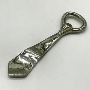 Abridor de botellas con forma de corbata metálica, acabado plateado pulido, textura de lunares, regalo creativo y novedoso para hombres, accesorio de bar. - Product Image 1