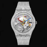 Montre mécanique avec cadran squelette serti de cristaux, ton argenté, aiguilles colorées, boîtier incrusté de cristaux et design streetwear haut de gamme