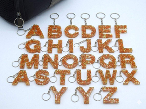 Porte-clés en résine fait main avec lettres, garni de copeaux de corail et de feuille d'or, breloque personnalisée, monogramme personnalisé, lettres de son nom, formes variées - Product Image 2