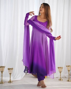 Alphanumero Robe de créateur en soie avec broderie lourde de style Bollywood pour fête Prix de gros Livraison à la porte dans le monde entier disponible - Product Image 5