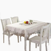 Nappe de mariage en satin jacquard avec bordure en dentelle florale, taille et design personnalisables, imperméable, anti-taches, jetable, pour la table