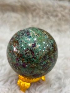 Sphère de fuchsite rubis présentant des micro-micaux verts vibrants et des inclusions rouge rubis, contours polis, contraste minéral riche - Product Image 5