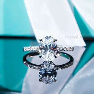 Bague solitaire élégante avec diamant taille ovale et épaules ornées de diamants taille brillant rond, bague de fiançailles solitaire en diamant - Product Image 5