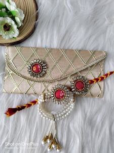 Exquisito set de regalo Rakhi hecho a mano. Celebración de la tradición, la elegancia y los lazos eternos entre hermanos. Con sobre de seda dorada. - Product Image 2