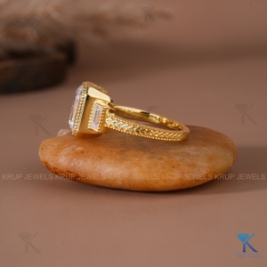 Anillo de Compromiso de Oro Sólido con Diamante Cultivado en Laboratorio con Corte Esmeralda, Anillo de Tres Piedras Vintage con Milgrain, Joyería Fina Nupcial, Hecho a Medida, Regalo para Mujer - Product Image 3