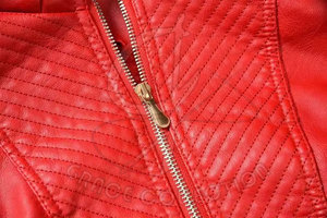 เสื้อแจ็คเก็ตไหมพรมผ้าฝ้าย/ใยไผ่สีแดงแบบมีฮู้ดสำหรับผู้หญิงรุ่นใหม่ล่าสุด สไตล์สตรีทแวร์ทันสมัย กันน้ำ แห้งเร็ว - Product Image 4