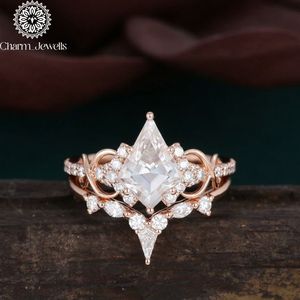 Bague de fiançailles en or rose avec moissanite taille coussin, sertie à griffes, design géométrique, style romantique pour femme, certifiée IGI - Charm_Jewells - Product Image 1
