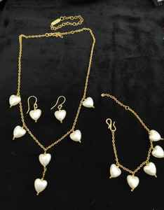 Juego de Joyería de Plata de Ley 925 Chapada en Oro de 14K con Delicado Corazón y Perla, Collar, Aretes y Pulsera, Elegante Regalo - Product Image 1