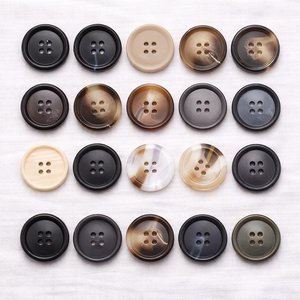 Botones Redondos de Cuerno de Búfalo de Alta Calidad, Estilo Animal, Duraderos, Hechos a Mano, con 4 Agujeros, para Coser Ropa, Camisas y Trajes - Product Image 1