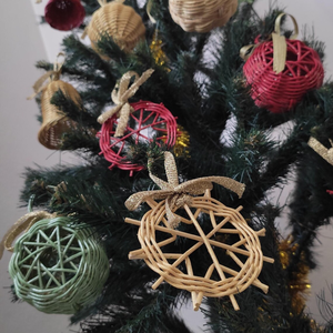 Ornements de Noël en rotin / fibres naturelles tissés à la main (couleurs assorties) avec clochettes et rubans pour la décoration de l'arbre - Product Image 5