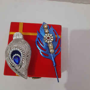 Boîte à sindoor argentée, ornée de pierres bleues et d'un bâtonnet de tilak bleu, dans un coffret cadeau pour Diwali. - Product Image 1