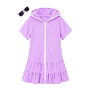Nouvelle robe de plage pour fille 100% polyester à capuche, manches courtes, fermeture éclair sur le devant, ourlet à volants, robes de plage et de piscine, étiquette et logo personnalisés - Product Image 1