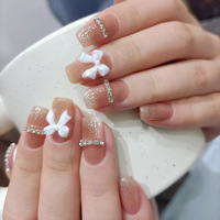 24 faux ongles en acrylique à presser avec motifs dégradés scintillants, chaînes brillantes, diamants et nœuds papillon, style INS, avec colle