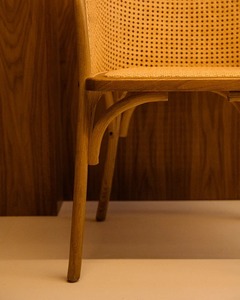 Chaise de salle à manger moderne en rotin avec pieds en teck tressé à la main, assise et accoudoirs en similicuir, mobilier de maison - Product Image 4