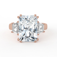 Bague en or blanc massif avec diamant de laboratoire taille radiant, double griffe centrale et pierres latérales trapézoïdales, trois pierres, bijoux de mariée raffinés