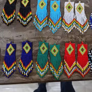 Pendientes de cuentas de vidrio llamativos para una elección de moda audaz que crea un look dramático con un arreglo detallado de las cuentas. - Product Image 1