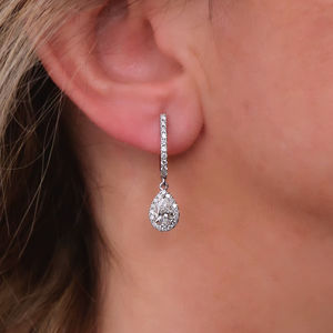 Boucles d'oreilles pendantes en or blanc massif 14 carats avec diamants de laboratoire taille poire F/VS et diamants taille brillant rond D/E-VVS/VS - Product Image 1