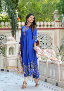 ชุดคุर्ติอานาร์กาลีผ้าเรยอนสีน้ำเงินพิมพ์ลายดอกไม้สำหรับผู้หญิง พร้อมผ้าคลุมไหล่ คอทรงกลม แขนสามส่วน ดีไซน์สไตล์ชาติพันธุ์ทั่วโลก - Product Image 4