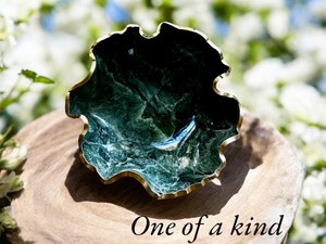 Bol décoratif artisanal en résine époxy vert moyen, design géode - Product Image 5