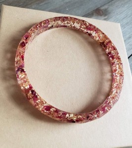 Brazalete de resina de estilo vintage, altamente pulido, personalizado y hecho a mano, para mujer, de la India, con flores y escamas de oro, transparente. - Product Image 6